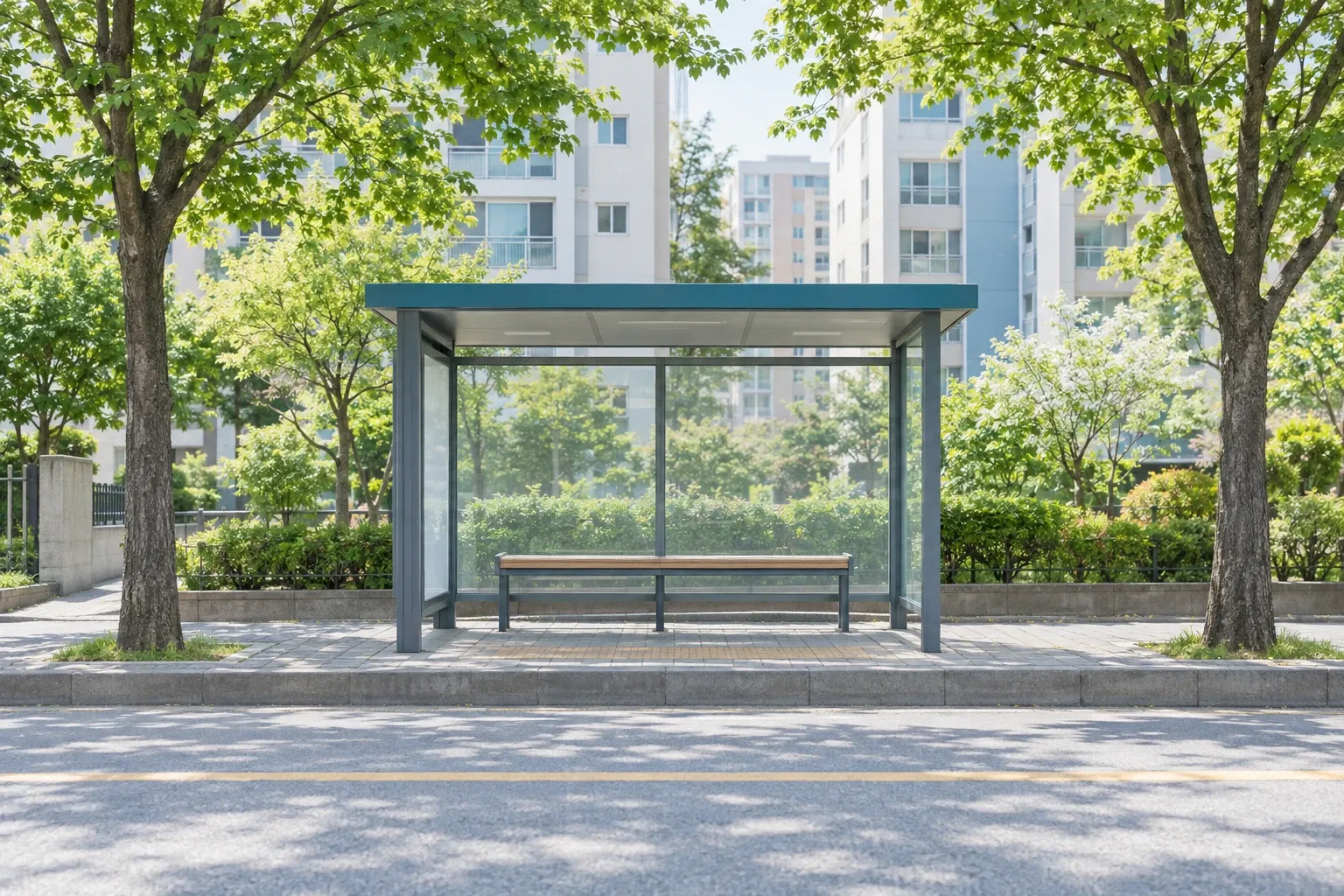 가로수가 늘어선 주택가 도로변의 버스 정류장